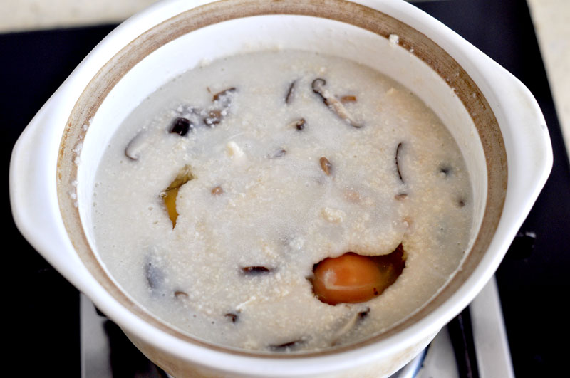 燕麦香菇鸡丁窝蛋粥
