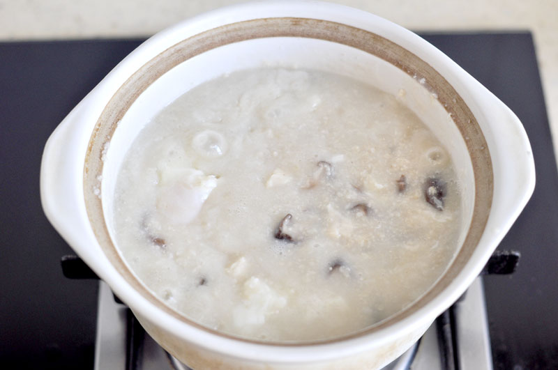 燕麦香菇鸡丁窝蛋粥