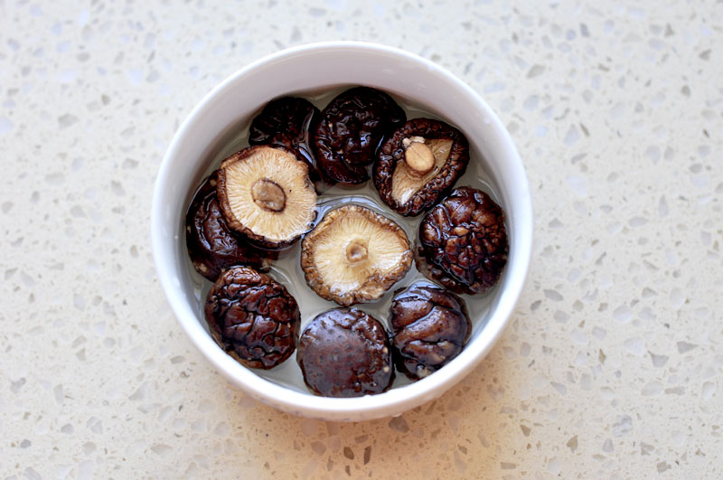 燕麦香菇鸡丁窝蛋粥