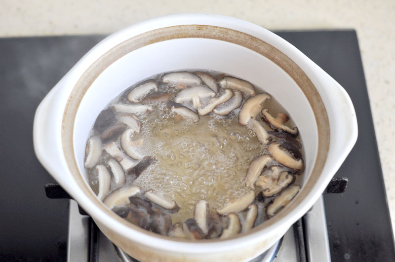 燕麦香菇鸡丁窝蛋粥