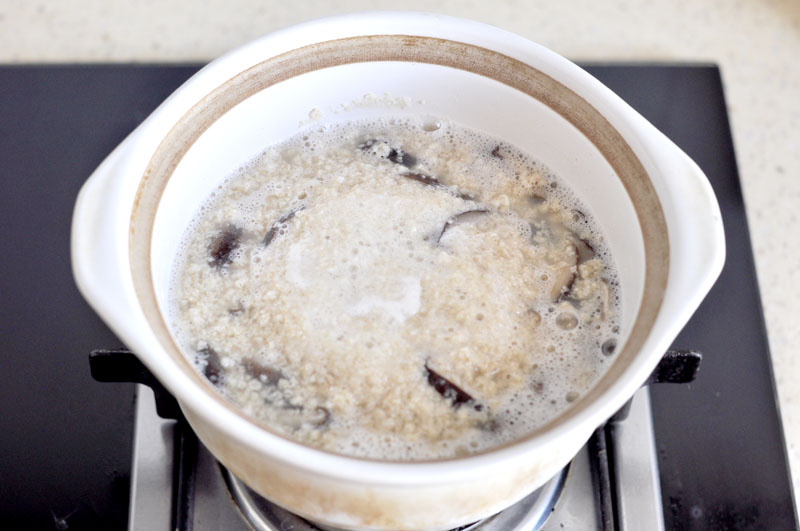 燕麦香菇鸡丁窝蛋粥